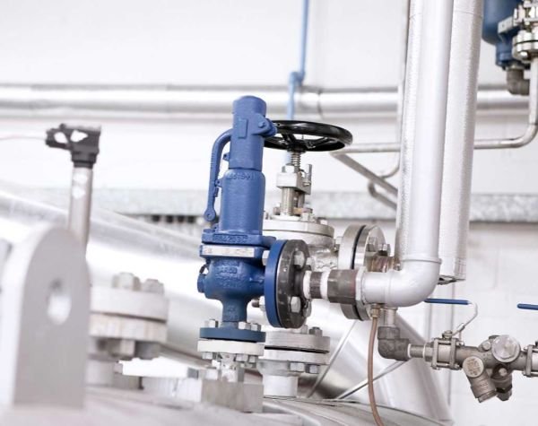 Válvula de seguridad de resorte azul sobre línea de acero inoxidable
